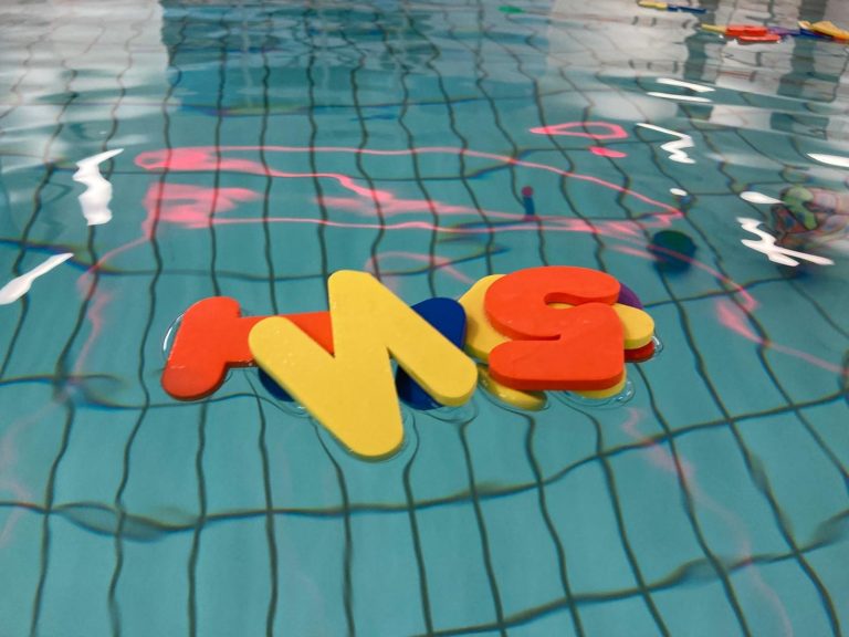 Bunte Buchstaben im Schwimmkurs Seepferdchen