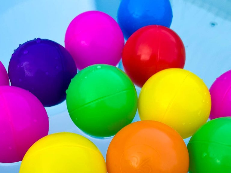 Bunte Bälle im Schwimmkurs Wasserbewältigung der Schwimmschule Bielefeld 