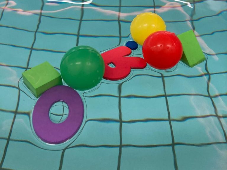 Bunte Zahlen, Buchstaben und Bälle im Schwimmkurs Wasserbewältigung der Schwimmschule Bielefeld