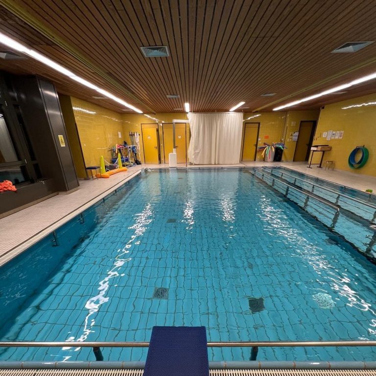 Schwimmbad Städtisches Klinikum Bielefeld Mitte Schwimmkurs Wasserbewältigung und Seepferdchen bis Bronze der Schwimmschule Bielefeld
