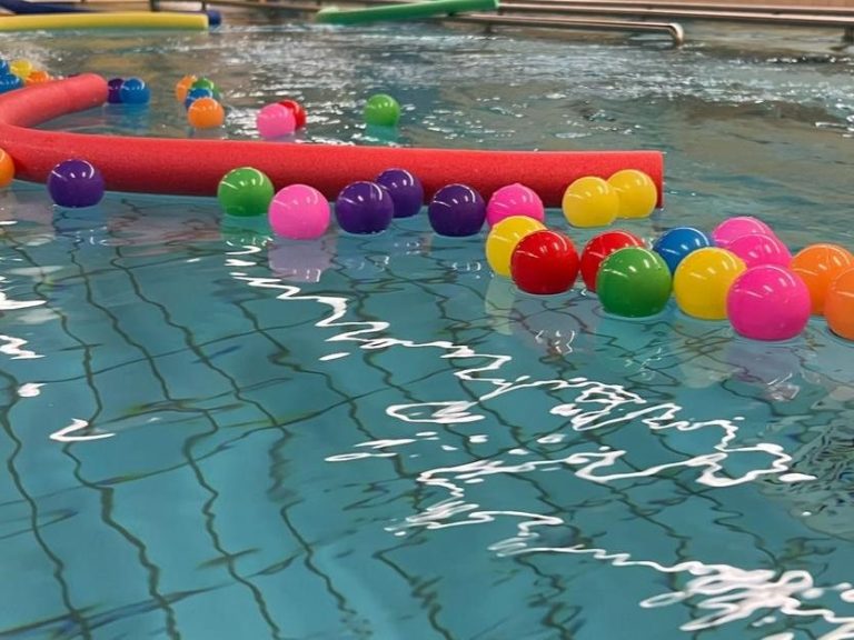 Viele Bälle und Schwimmnudeln im Schwimmkurs Seepferdchen der Schwimmschule Bielefeld