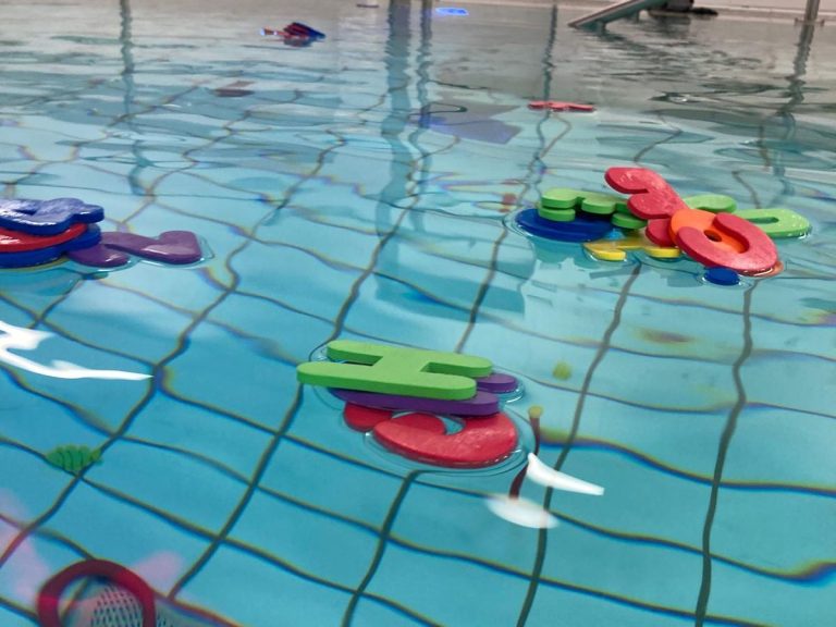Viele Spielzeuge im Schwimmkurs Seepferdchen Folge der Schwimmschule Bielefeld