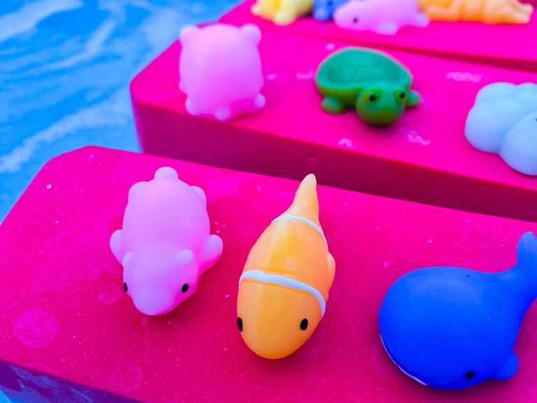 Bunte Spielzeugtiere im Schwimmkurs Wasserbewältigung der Schwimmschule Bielefeld